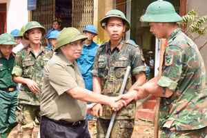 Thủ tướng Phạm Minh Chính thăm hỏi, động viên lực lượng quân đội đang tham gia dọn dẹp vệ sinh môi trường, giúp nhân dân thành phố Yên Bái khắc phục hậu quả bão số 3.