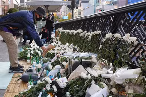 Người dân đặt hoa tưởng niệm các nạn nhân thiệt mạng trong vụ giẫm đạp tại Itaewon, Seoul, Hàn Quốc, ngày 31/10/2022. (Ảnh: Yonhap/TTXVN)