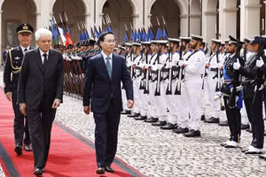 Chủ tịch nước Võ Văn Thưởng và Tổng thống Cộng hòa Italy Sergio Mattarella duyệt đội danh dự. (Ảnh: TTXVN)