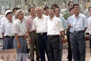 Chiều 12/7/1994, Thủ tướng Võ Văn Kiệt và Phó Thủ tướng Trần Đức Lương đến thăm và kiểm tra hoạt động của trạm biến áp 500 KV đường dây cao thế Bắc-Nam ở cầu Đò, Đà Nẵng. (Ảnh: Minh Đạo/TTXVN) 