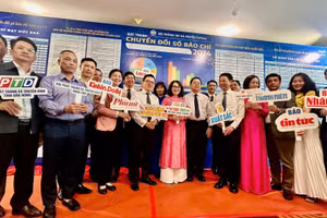 Đồng chí Nguyễn Trọng Nghĩa, Ủy viên Bộ Chính trị, Bí thư Trung ương Đảng, Trưởng Ban Tuyên giáo Trung ương và các đồng chí lãnh đạo bộ, ngành chia vui với các cơ quan báo chí đạt mức xuất sắc Chuyển đổi số báo chí 2024. (Ảnh: Nguyễn Phương)