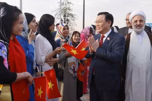 Chủ tịch Quốc hội thăm Đại sứ quán, cộng đồng người Việt tại Iran