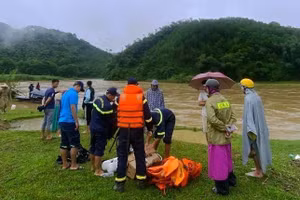 Lực lượng chuyên nghiệp cùng nhân dân triển khai tìm kiếm nạn nhân.