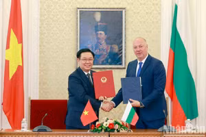 Chủ tịch Quốc hội Vương Đình Huệ và Chủ tịch Quốc hội Bulgaria Rosen Zhelyazkov ký Thỏa thuận hợp tác giữa hai Quốc hội.