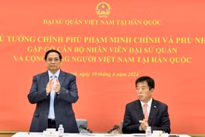 Thủ tướng Phạm Minh Chính gặp gỡ cán bộ, nhân viên Đại sứ quán, cộng đồng người Việt Nam tại Hàn Quốc