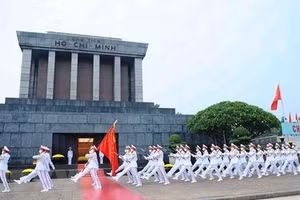 Đội tiêu binh diễu hành qua Lăng Bác. (Ảnh: Minh Đức/TTXVN)
