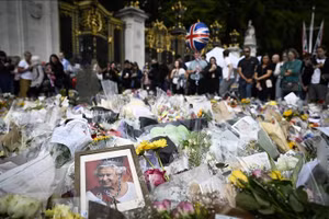 Người dân đặt hoa tưởng niệm Nữ hoàng Elizabeth II tại London, Anh, ngày 10/9/2022. (Ảnh: AFP/TTXVN) 