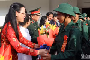 Bí thư Tỉnh ủy Quảng Ngãi Bùi Thị Quỳnh Vân tặng hoa, động viên tân binh thành phố Quảng Ngãi lên đường nhập ngũ. 