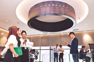 Nhờ sự phát triển của công nghệ tài chính, các quỹ có nhiều cơ hội nhắm đến các nhà đầu tư trẻ có xu hướng thích trải nghiệm online. Ảnh: Minh Dũng 
