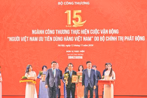 Đồng chí Nguyễn Anh Đức, Phó Bí thư Đảng ủy, Tổng Giám đốc Saigon Co.op, thay mặt đơn vị nhận kỷ niệm chương, khen thưởng từ lãnh đạo Chính phủ và Bộ Công thương. 