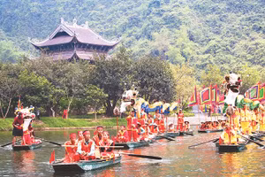 Thuyền rồng trong lễ hội Tràng An. Ảnh: TRƯỜNG HUY