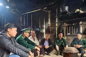 Bộ đội Biên phòng và người có uy tín tới tận nhà người dân để tuyên truyền. (Ảnh: TRANG NHUNG)
