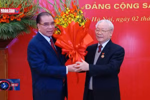 Trao Huy hiệu 55 năm tuổi Đảng tặng Đồng chí Nguyễn Phú Trọng