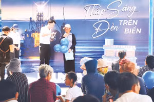 Đại diện Pinaco tham gia tài trợ Chương trình Cùng ngư dân thắp sáng đèn trên biển.