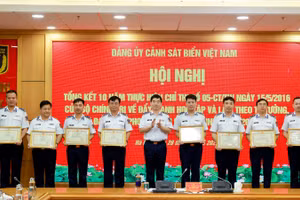 Trao tặng bằng khen cho các tập thể, cá nhân có thành tích xuất sắc trong việc thực hiện Chỉ thị số 05.