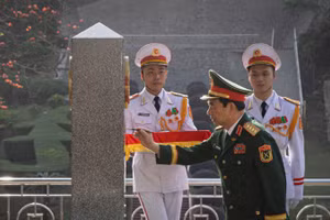Đại tướng Phan Văn Giang, Ủy viên Bộ Chính trị, Phó Bí thư Quân ủy Trung ương, Bộ trưởng Quốc phòng tô son cột mốc 1116.