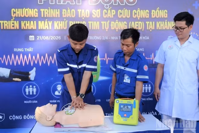 Nhân viên y tế Trung tâm cấp cứu 115 hướng dẫn sử dụng máy khử rung tim tự động. (Ảnh: VŨ TÂN)