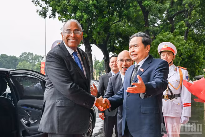 Chủ tịch Quốc hội Trần Thanh Mẫn đón Chủ tịch Quốc hội Cộng hòa Bờ Biển Ngà Patrick Achi. (Ảnh: DUY LINH)