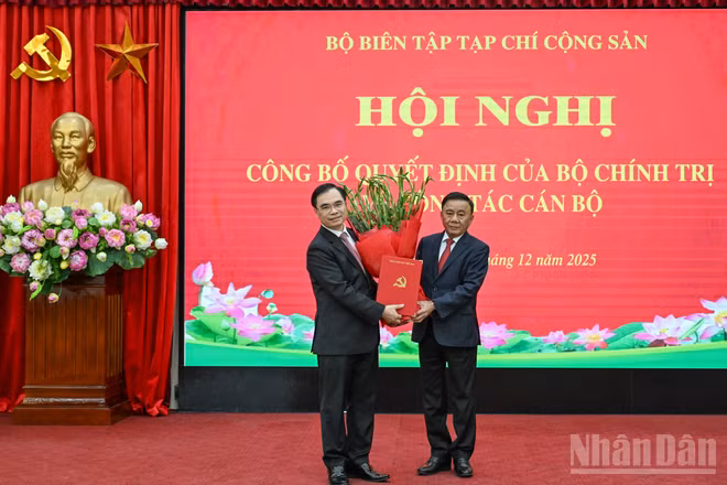 Thường trực Ban Bí thư Trần Cẩm Tú trao Quyết định của Bộ Chính trị, tặng hoa chúc mừng đồng chí Dương Trung Ý. (Ảnh: DUY LINH) 