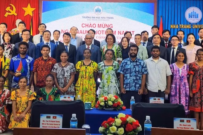 Ngài Nauka Jotham Napat, Thủ tướng Cộng hòa Vanuatu cùng đoàn công tác chụp ảnh lưu niệm tại Trường đại học Nha Trang.