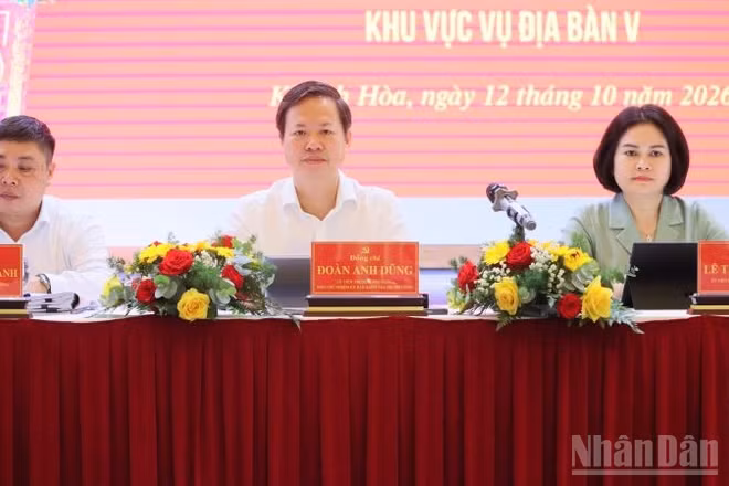 Các đồng chí Ủy ban Kiểm tra Trung ương chủ trì hội nghị. (Ảnh: VŨ TÂN)