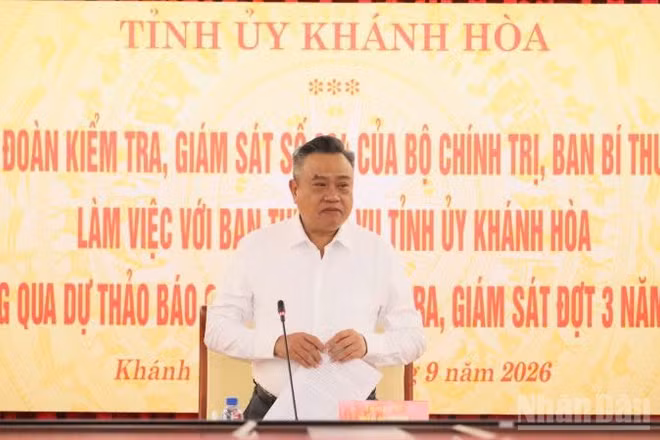Đồng chí Trần Sỹ Thanh, Ủy viên Bộ Chính trị, Bí thư Trung ương Đảng, Chủ nhiệm Ủy ban Kiểm tra Trung ương phát biểu. (Ảnh: VŨ TÂN)