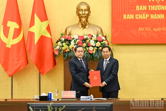 Bí thư Đảng ủy Quốc hội, Chủ tịch Quốc hội Trần Thanh Mẫn trao Quyết định của Bộ Chính trị cho đồng chí Lê Quang Mạnh. (Ảnh: DUY LINH) 