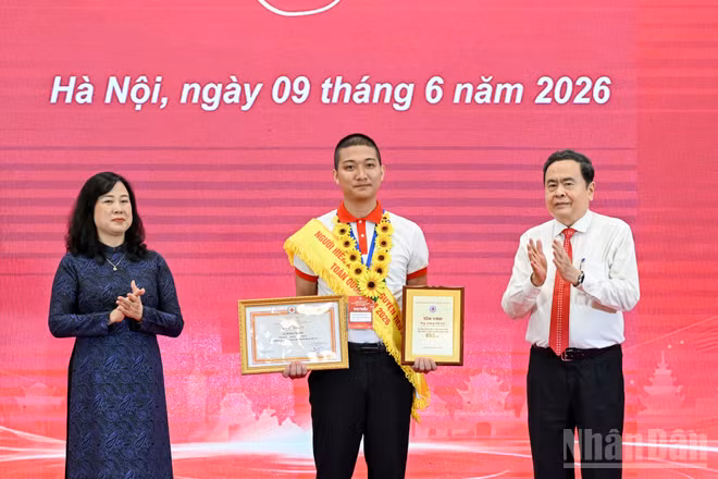 Chủ tịch Quốc hội Trần Thanh Mẫn và Bộ trưởng Y tế Đào Hồng Lan trao Chứng nhận vinh danh và Bằng khen, tôn vinh người hiến máu tình nguyện tiêu biểu toàn quốc năm 2026. (Ảnh: DUY LINH)