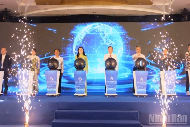 Nghi thức ra mắt Hợp tác xã Nuôi trồng Thủy sản và Du lịch KLC Đại Dương XI. (Ảnh: VŨ TÂN)