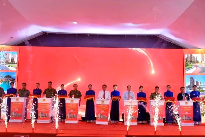 Các đại biểu bấm nút khởi công dự án nhà ở cho lực lượng Công an nhân dân tại Khánh Hòa.