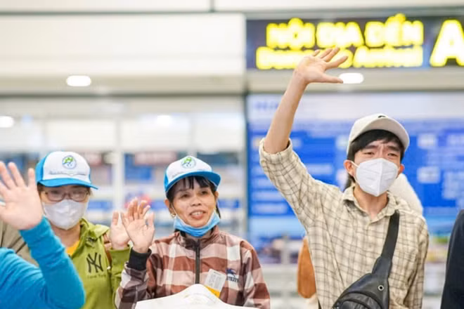 Bản tin thời sự sáng 31/10/2025: Tặng vé máy bay và vé tàu cho người lao động về quê ăn Tết