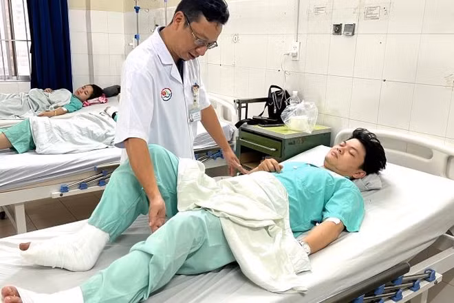 Bác sĩ thăm khám các nạn nhân đang được điều trị tại Bệnh viện đa khoa tỉnh Khánh Hòa.