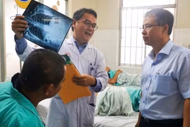 Phó Chủ tịch Ủy ban nhân dân tỉnh Trần Hòa Nam thăm hỏi, động viên các nạn nhân vụ tai nạn nghiêm trọng tại đèo Khánh Lê (Khánh Hòa).