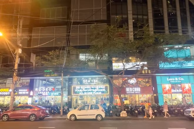 Trung tâm thương mại Panorama số 2 Nguyễn Thị Minh Khai với hàng chục cửa hàng bán hàng "fake" được bày bán công khai. 