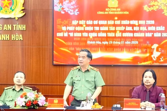 Thiếu tướng Nguyễn Hữu Phước, Giám đốc Công an tỉnh Khánh Hòa phát biểu tại buổi phát động cuộc thi sáng tác nhiếp ảnh, hội họa, điêu khắc với chủ đề “Vì bình yên cuộc sống trên quê hương Khánh Hòa” năm 2026.