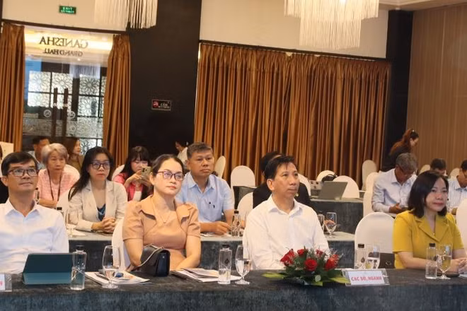 Đại diện các sở, ngành tham dự hội nghị.