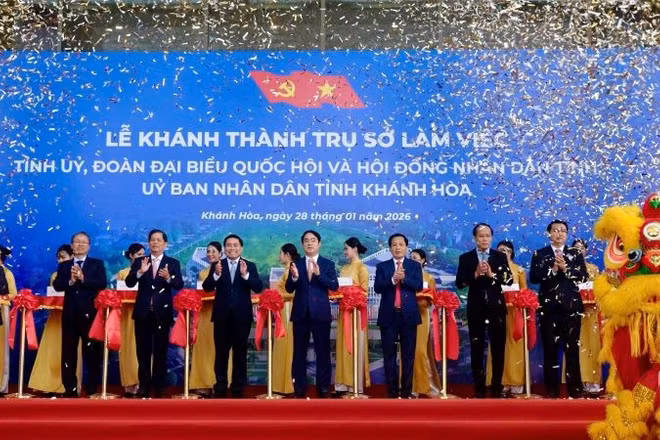 Các đại biểu cắt băng khánh thành trụ sở làm việc mới tỉnh Khánh Hòa.