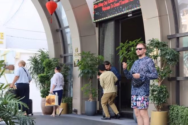 Người nước ngoài lưu trú tại khách sạn ở Nha Trang.