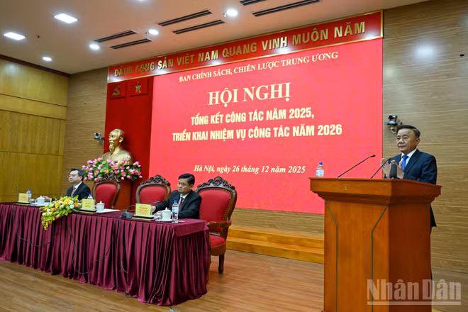 Thường trực Ban Bí thư Trần Cẩm Tú phát biểu chỉ đạo hội nghị. (Ảnh: DUY LINH) 
