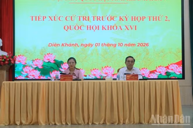 Đoàn đại biểu Quốc hội tỉnh tiếp xúc cử tri trước kỳ họp thứ 2, Quốc hội khóa XVI. (Ảnh: VŨ TÂN)