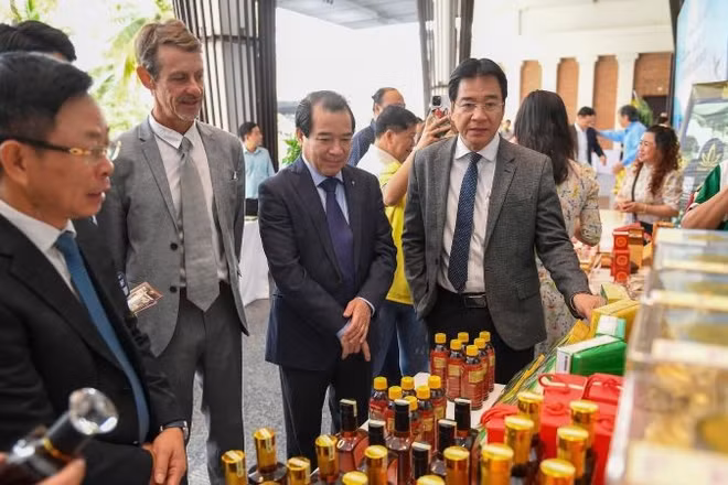 Các đại biểu tham quan gian hàng đặc sản tỉnh Khánh Hòa trước khi vào hội thảo.