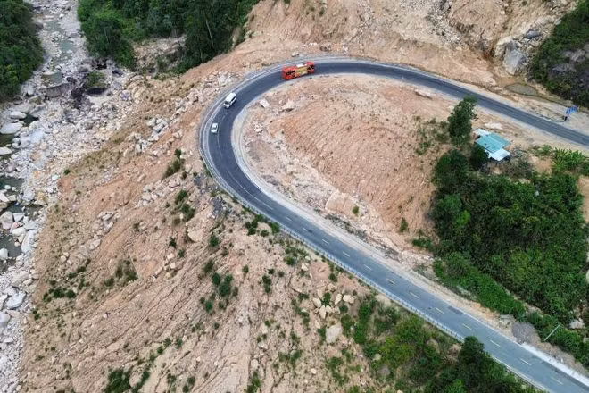 Quốc lộ 27C (Nha Trang -Đà Lạt) đoạn qua đèo Khánh Lê đã từng xảy ra vụ sạt lở nghiêm trọng khiến nhiều người tử vong và bị thương cuối năm 2025.