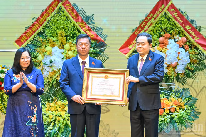 Chủ tịch Quốc hội Trần Thanh Mẫn trao tặng Huân chương Lao động hạng Nhất cho Nhà xuất bản Chính trị quốc gia Sự Thật. (Ảnh: DUY LINH) 