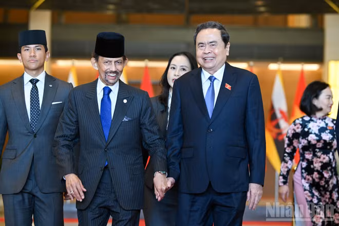 Chủ tịch Quốc hội Trần Thanh Mẫn trao đổi với Quốc vương Brunei Darussalam Haji Hassanal Bolkiah. (Ảnh: DUY LINH) 