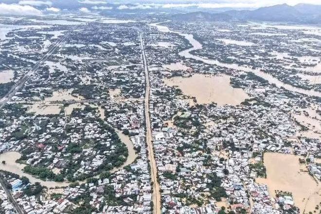 Lũ chồng lũ khiến khu vực phía tây tỉnh Khánh Hòa bị ngập sâu.
