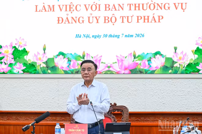 Thường trực Ban Bí thư Trần Cẩm Tú chủ trì làm việc với Ban Thường vụ Đảng ủy Bộ Tư pháp. (Ảnh: DUY LINH)