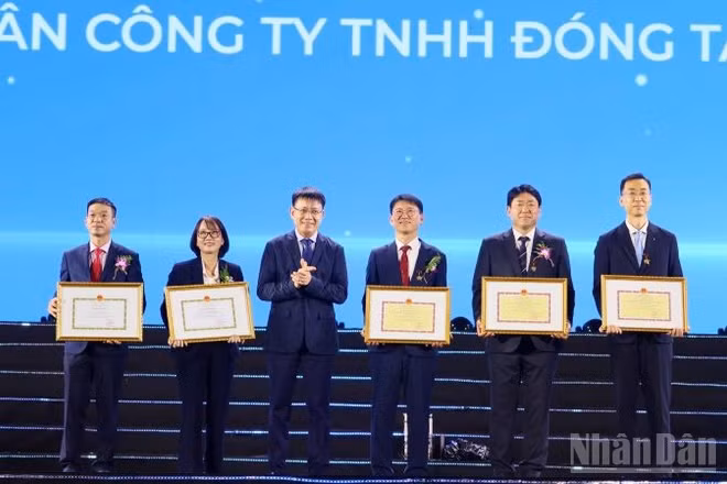 Đồng chí Lê Đỗ Mười, Cục trưởng Cục Hàng hải và Đường thủy Việt Nam trao bằng khen cho đại diện HD Hyundai Việt Nam. (Ảnh: VŨ TÂN)
