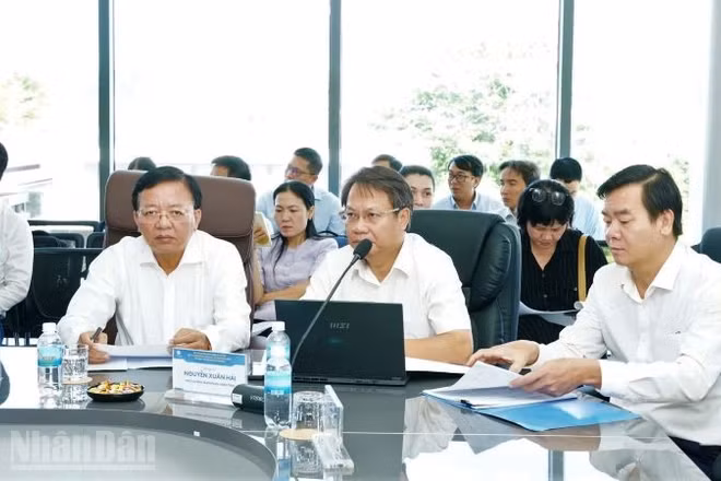 Đại diện lãnh đạo tỉnh và các sở, ban, ngành tham dự diễn đàn. (Ảnh: VŨ TÂN)