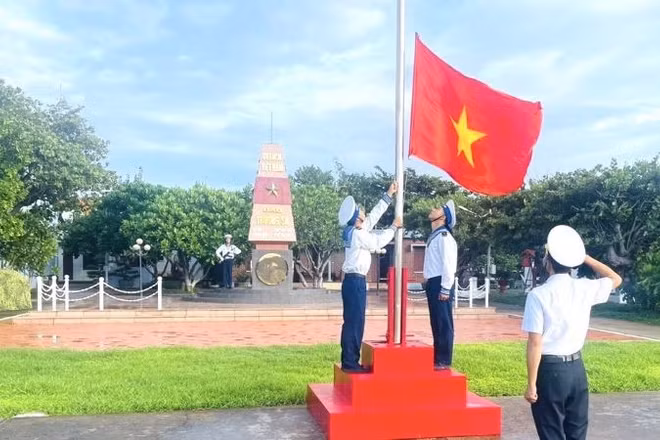 Thượng cờ Tổ quốc ở đảo Trường Sa.