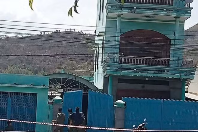 hiện trường căn nhà có hai người tử vong trong một căn nhà cấp 4 nằm ven Quốc lộ 1A, thuộc thôn Xuân Tự 2, xã Vạn Hưng, Khánh Hòa.